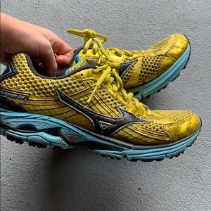 Yellow mizuno running shoes!